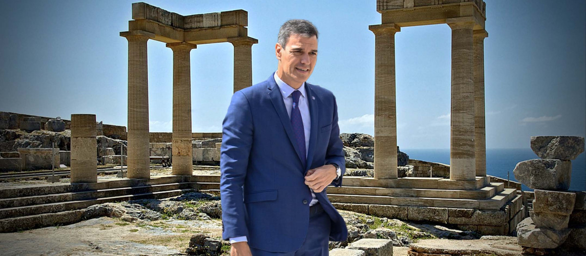 Sánchez entre las ruinas de la Antigua Grecia