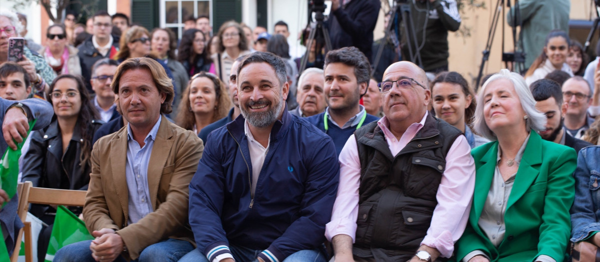 Jorge Campos Asensi, Santiago Abascal, Xisco Cardona y Maite de Medrano, en un acto de campaña para el 28-M