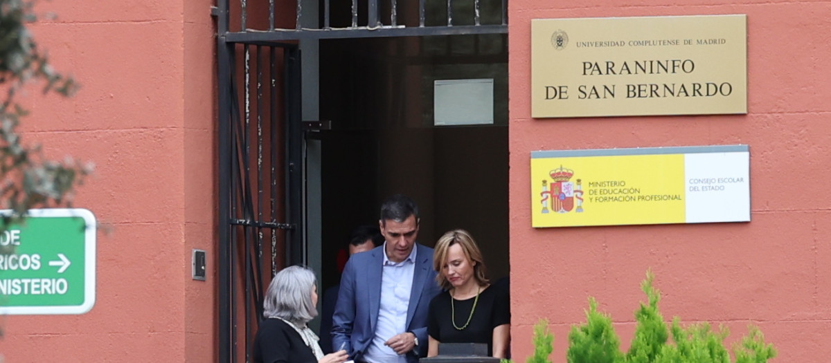 El presidente del Gobierno en funciones, Pedro Sánchez (c), y la portavoz del PSOE y ministra de Educación y FP en funciones, Pilar Alegría (1d), a su salida de una reunión con un grupo reducido del Consejo Escolar, en la sede del Consejo, a 18 de octubre de 2023, en Madrid (España). El Consejo Escolar del Estado se trata del órgano consultivo más importante en materia educativa para el Ejecutivo. Además de que con la comunidad educativa, Sánchez se reúne con representantes del sector de la ciencia y organizaciones ecologistas y medioambientales.
18 OCTUBRE 2023;MADRID;SÁNCHEZ;COMUNIDAD EDUCATIVA
Isabel Infantes / Europa Press
18/10/2023