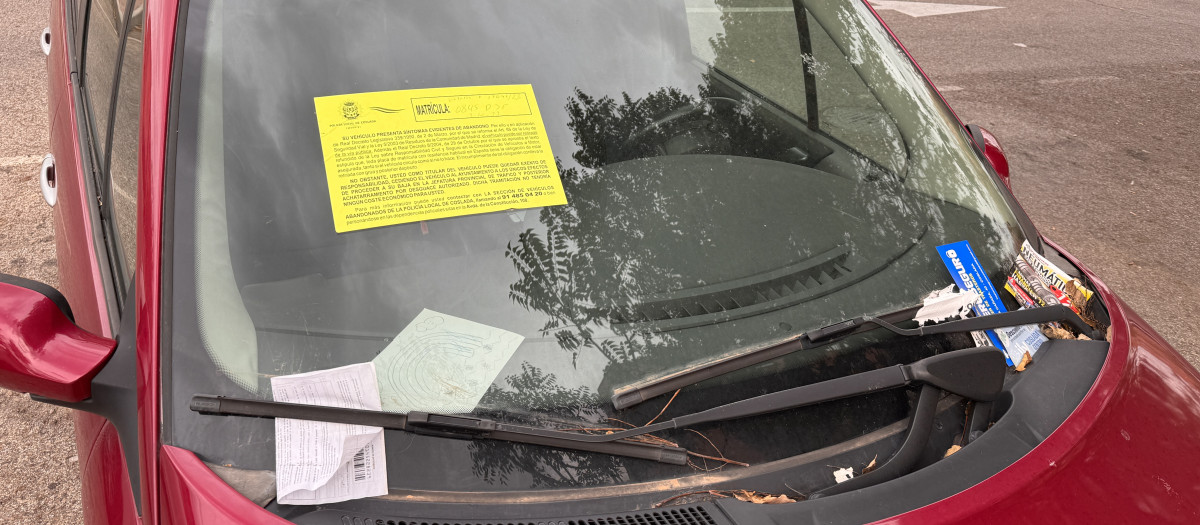 Con esta pegatina los ayuntamientos avisan de que podrían retirar el coche en un mes