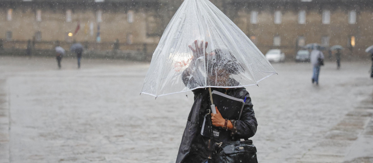 Una mujer caminaba ayer por la plaza del Obradoiro