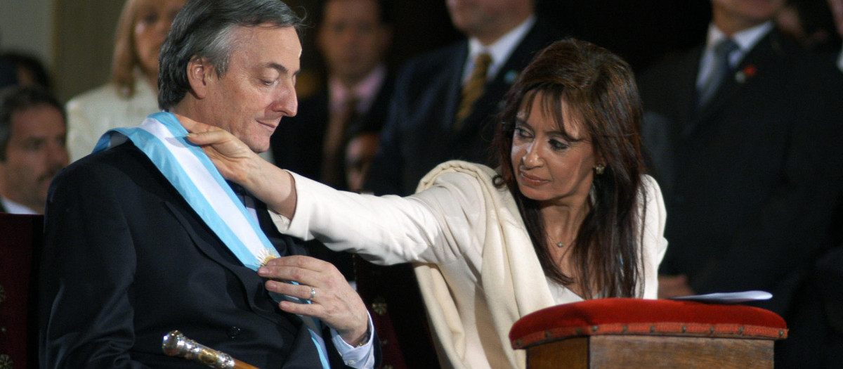 GR3012. BUENOS AIRES (ARGENTINA), 19/10/2023.- La senadora Cristina Fernández, primera dama de Argentina, acomoda la banda presidencial a su esposo Néstor Kirchner, durante la ceremonia religiosa en la Catedral de Buenos Aires, posterior a la investidura del Jefe de Estado, el 25 de mayo del 2003, en Buenos Aires (Argentina). Las elecciones presidenciales que se celebran en Argentina el próximo 22 de octubre encuentran al kirchnerismo, ala del peronismo vinculada al ya fallecido expresidente Néstor Kirchner (2003-2007) y a la actual vicepresidenta y exmandataria Cristina Fernández (2007-2015), en medio de una profunda crisis y sin un claro reemplazo. EFE/Jorge Aloy/ARCHIVO