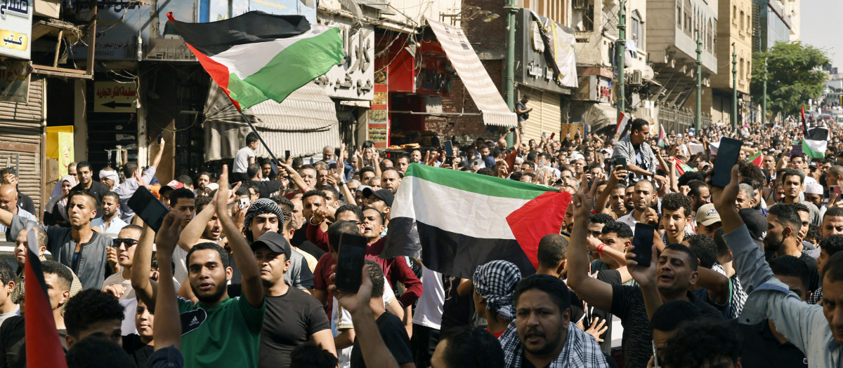 Miles de egipcios durante una protesta en apoyo al pueblo palestino en El Cairo