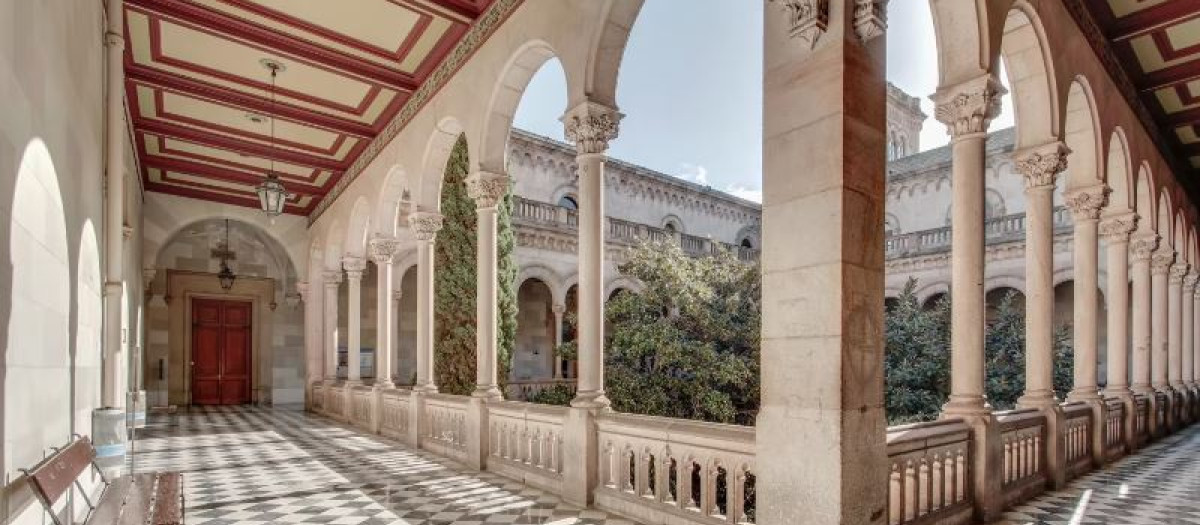 Patio interior de la Universidad de Barcelona (UB)