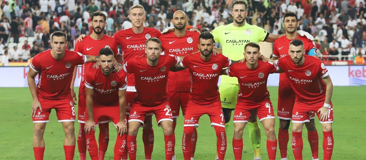 Equipo titular del equipo turco Antalyaspor, donde juegan los dos futbolistas israelíes