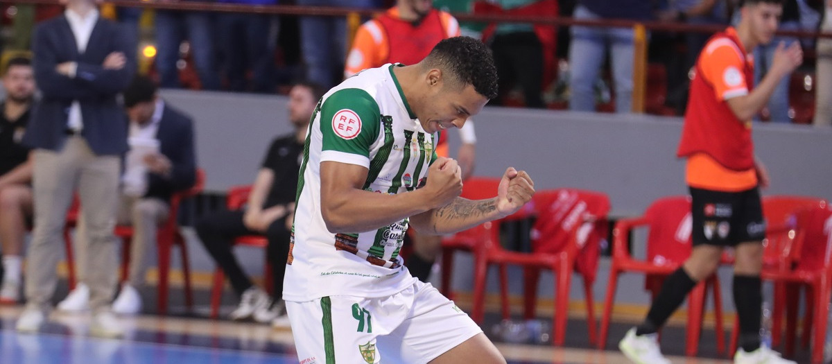 Guilherme celebra su gol ante el Ribera Navarra