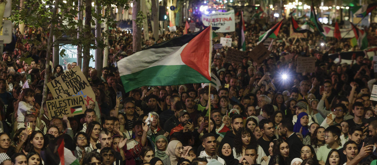 BARCELONA, 21/10/2023.- Aspecto de la manifestación unitaria "Frenemos el genocidio en Palestina", para protestar por la acción militar de Israel contra Hamás en la franja de Gaza que transcurre hoy sábado por las calles del centro de Barcelona. EFE/Quique García