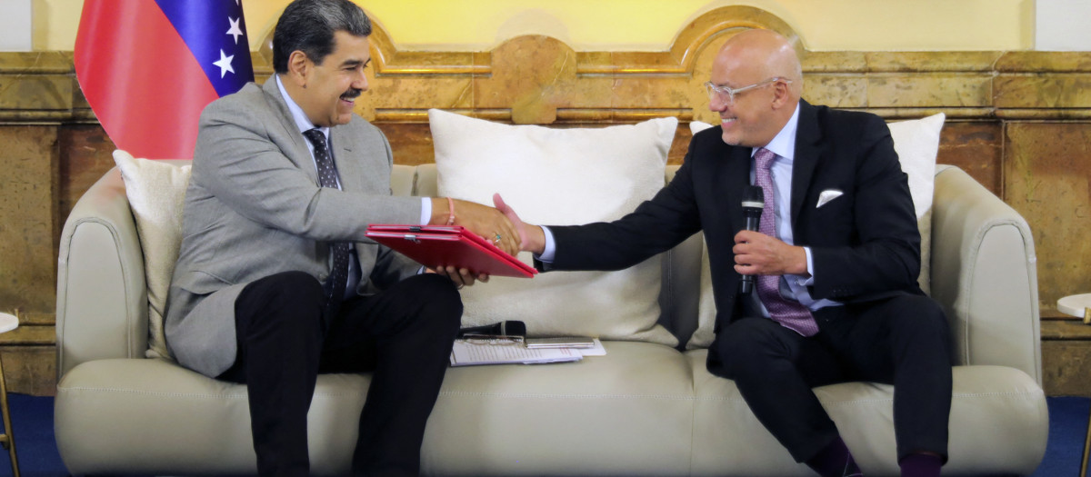 El presidente de Venezuela, Nicolás Maduro, estrechando la mano del presidente de la Asamblea Nacional de Venezuela, Jorge Rodríguez