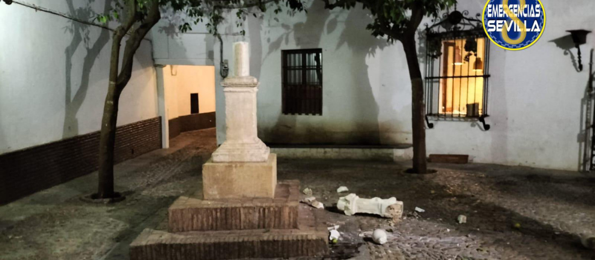 Estado en el que ha quedado el crucero de la plaza de santa Marta de Sevilla