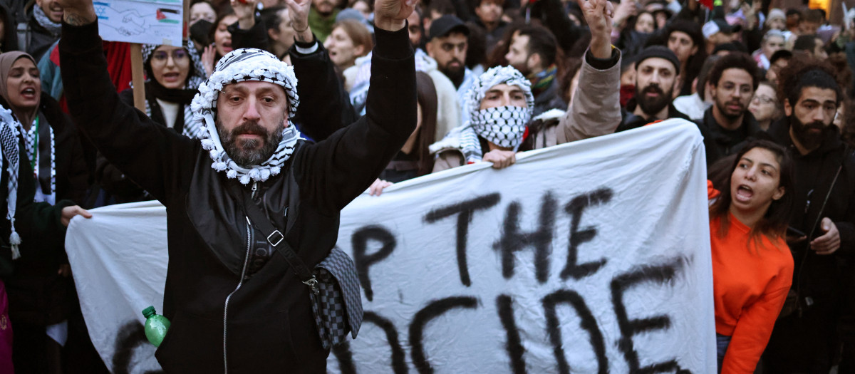 Activistas gritan consignas durante una manifestación de solidaridad con los palestinos en Berlín