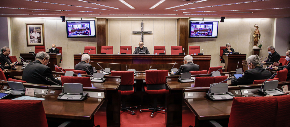 Los obispos reunidos en comisión permanente, en una imagen de archivo