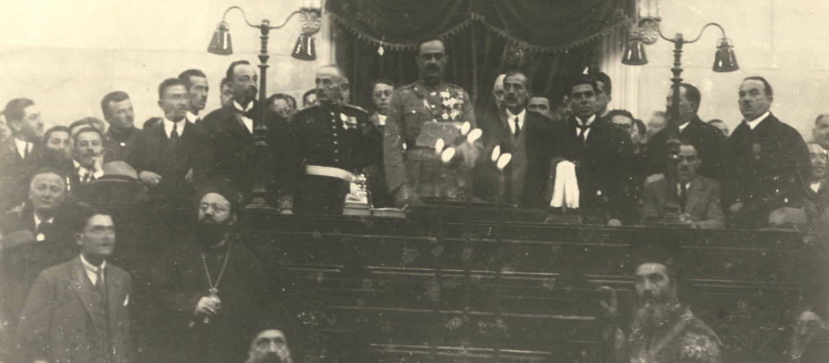 El general Nikolaos Plastiras, líder de la Revolución de 1922, cede el poder a los políticos