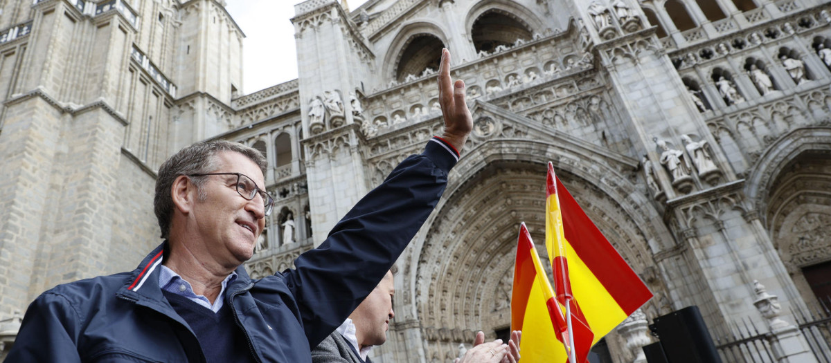 TOLEDO (ESPAÑA), 22/10/2023.- El presidente del PP, Alberto Núñez Feijóo (c), participa este domingo en Toledo en un acto público en defensa de la igualdad de todos los españoles, ante una posible ley de amnistía para los involucrados en el 'procés'. EFE/ Ismael Herrero