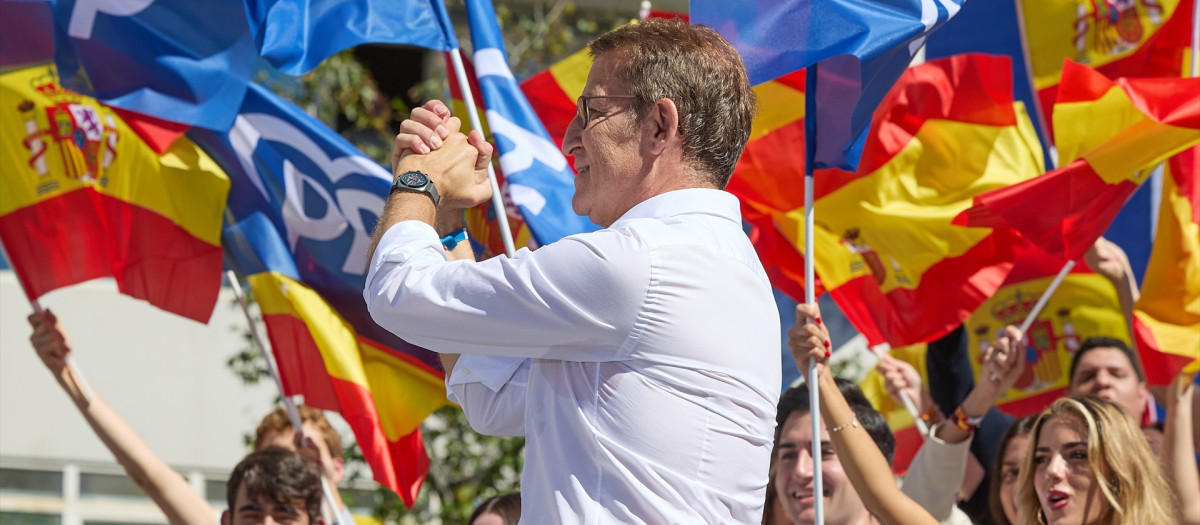 El líder del PP y candidato a la Presidencia del Gobierno, Alberto Núñez Feijóo, saluda durante la manifestación organizada por el PP, en la plaza de Felipe II, a 24 de septiembre de 2023, en Madrid (España). Bajo el lema ‘A la calle contra la amnistía, el referéndum y contra aquellos que quieren destruir nuestro Estado de Derecho’, el Partido Popular ha organizado una movilización cívica e institucional contra el intento de Pedro Sánchez de “destruir la Constitución” con una posible aprobación de una amnistía y de reconocer el derecho de autodeterminación. La dirección nacional de Génova pretende visibilizar la posibilidad de que el PSOE esté dispuesto a conceder beneficios judiciales a los condenados por la consulta ilegal del 1-O en Cataluña para reeditar la coalición al frente de La Moncloa, tal y como le reclaman los partidos independentistas.
24 SEPTIEMBRE 2023;MADRID;AMBIENTE;MANIFESTACIÓN PP;CONTRA LA AMNISTÍA
Jesús Hellín / Europa Press
24/9/2023