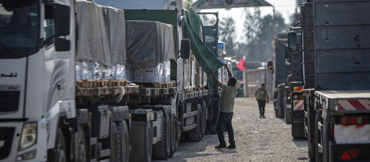 A convoy of lorries carrying humanitarian aid enters the Gaza Strip from Egypt via the Rafah border crossing on October 21, 2023. - The United Nations says Gaza needs about 100 aid trucks a day to meet the needs of its 2.4 million people, nearly half of whom have been displaced by Israel's bombardment in response to the Hamas attack on October 7. (Photo by Eyad BABA / AFP)