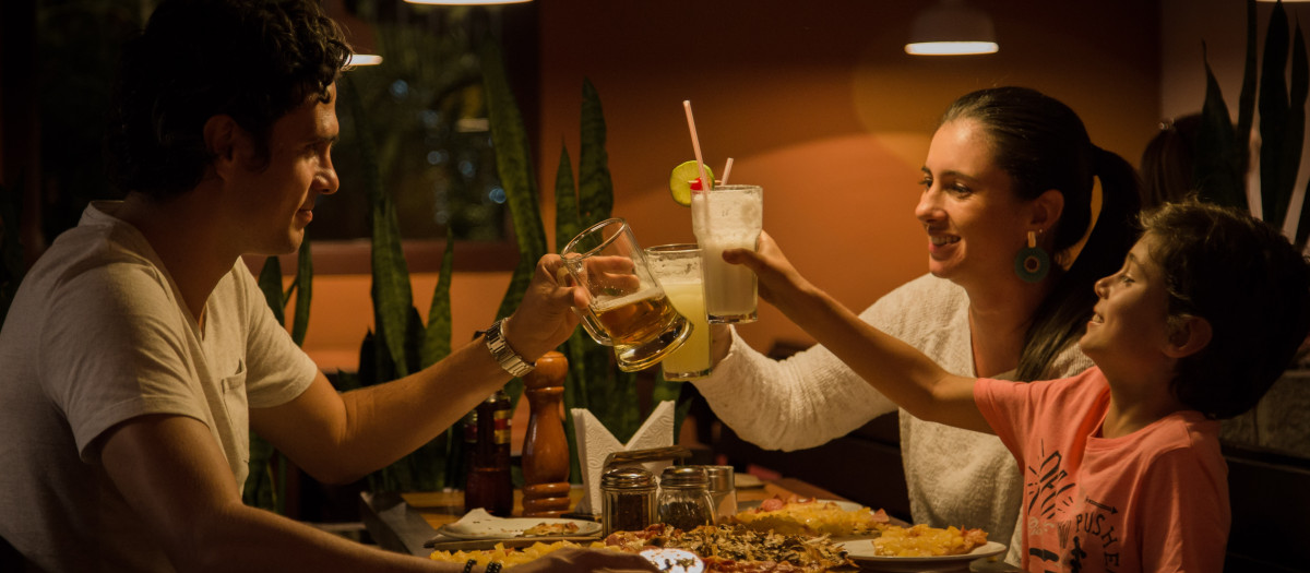 Una familia brinda a la hora de la cena