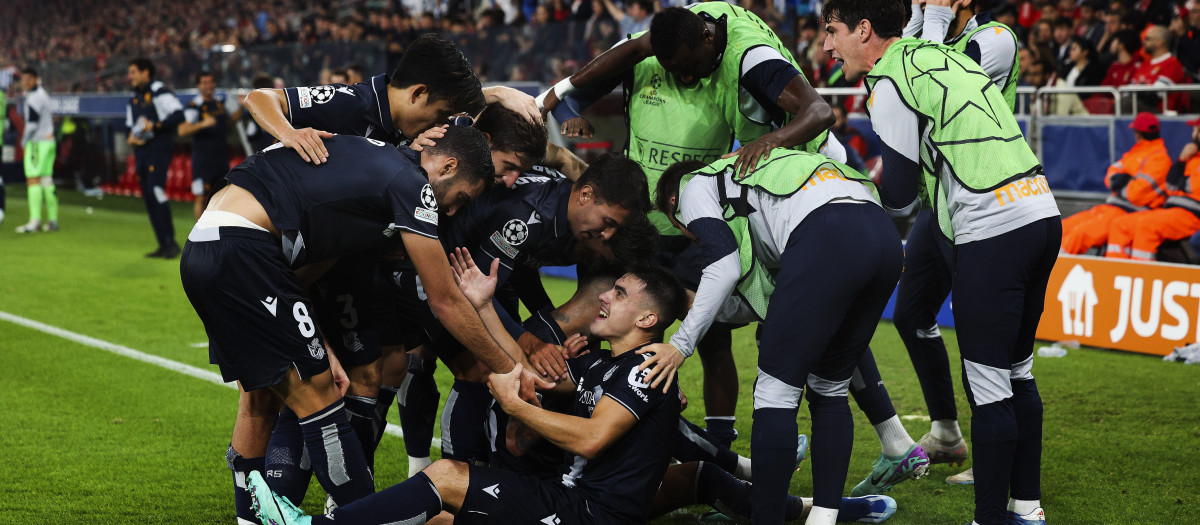 Lisbon (Portugal), 24/10/2023.- Real Sociedad`s Brais Mendez (C) celebrates a goal against Benfica during their UEFA Champions League group D stage match at Luz Stadium, Lisbon, Portugal, 24 October 2023. (Liga de Campeones, Lisboa) EFE/EPA/TIAGO PETINGA