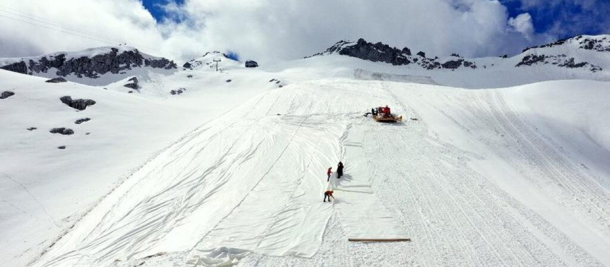 Lonas desplegadas en un glaciar para evitar que se derrita