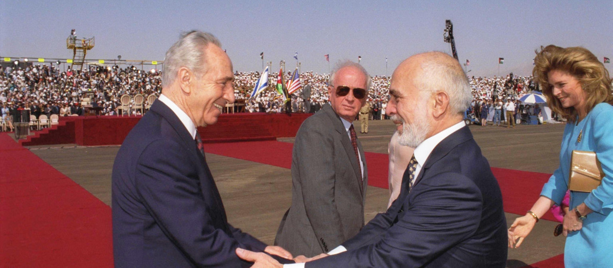 Shimon Peres (izquierda) con Isaac Rabin (centro) y el rey Hussein de Jordania (derecha), antes de firmar el tratado de paz entre Israel y Jordania