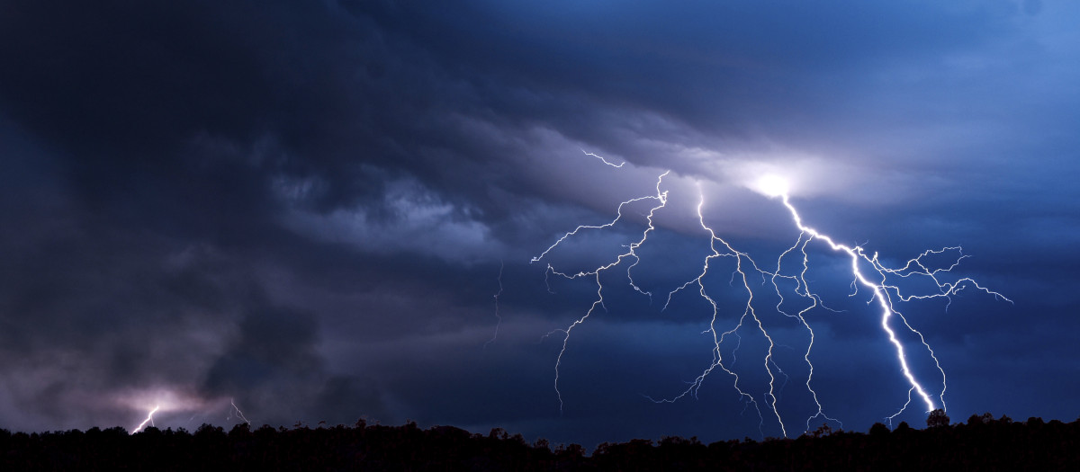 Imagen de un rayo en medio de una tormenta