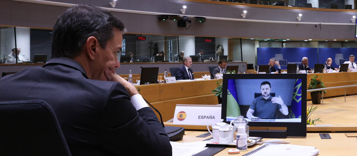 Pedro Sánchez escucha a Volodimir Zelenski virtualmente durante el Consejo Europeo