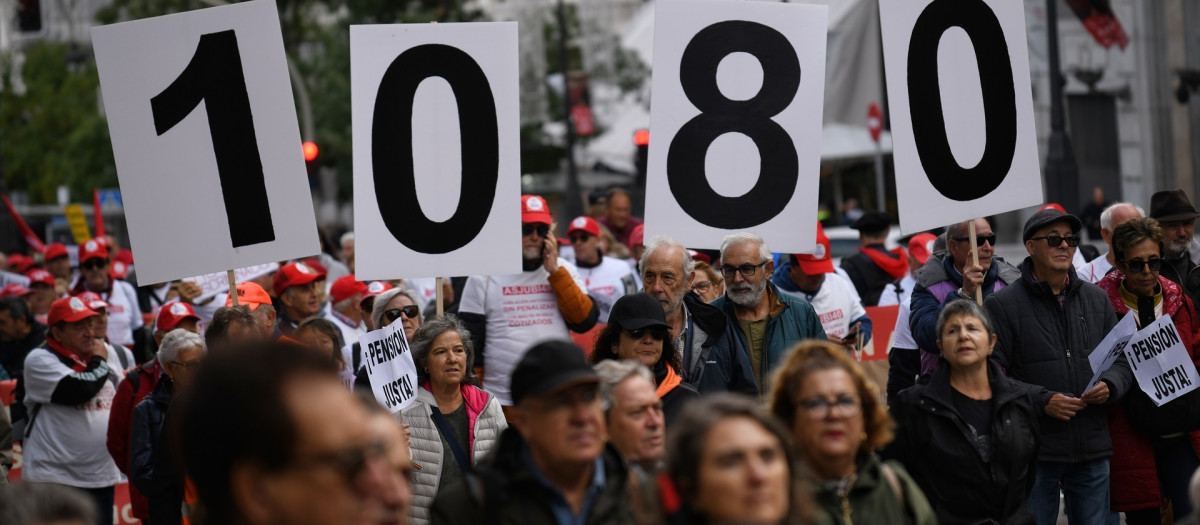 Decenas de personas portan carteles y banderas durante una concentración de pensionistas, desde Atocha a Sol, a 28 de octubre de 2023, en Madrid (España). El Movimiento de Pensionistas de toda España se manifiesta hoy para exigir al Gobierno en funciones que establezca de inmediato la pensión mínima en 1.080 euros en 14 pagas.
28 OCTUBRE 2023;JUBILADOS;JUBILACIÓN;PENSIÓN;PENSIONISTAS;MANIFESTACIÓN;PAGAS
Fernando Sánchez / Europa Press
28/10/2023