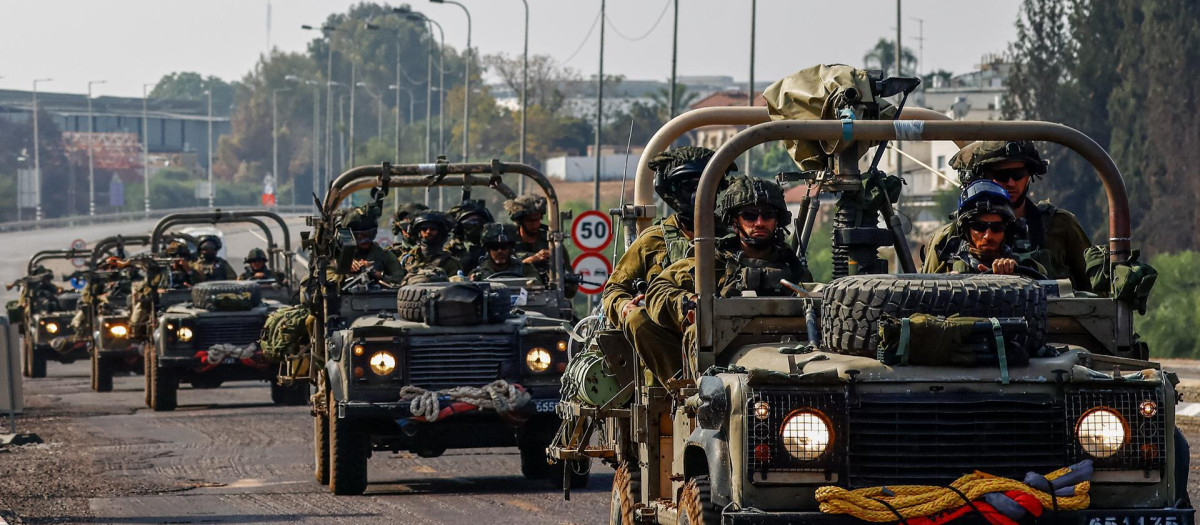 Soldados israelíes patrullan, cerca de la frontera con Gaza