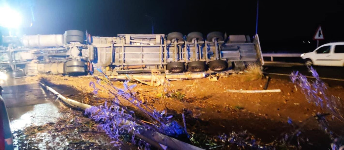 Vuelco de un camión en la autovía A-4 a su paso por Córdoba