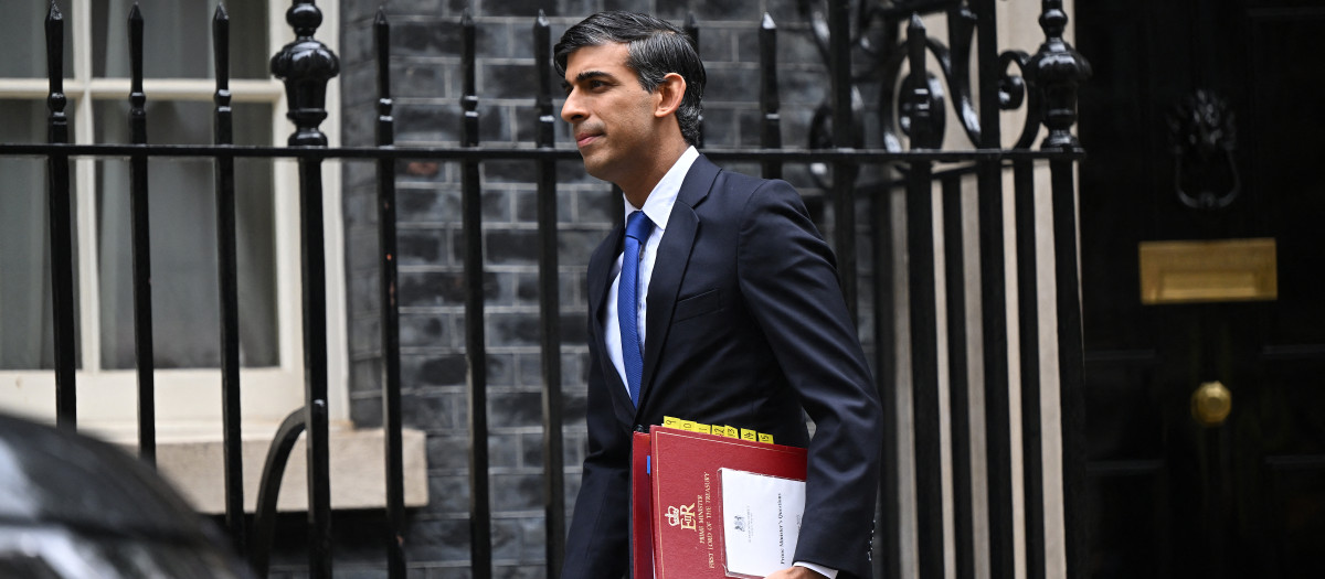 El primer ministro británico Rishi Sunak caminando en Downing Street