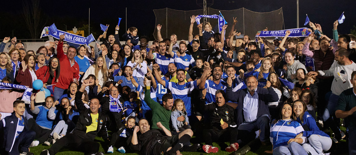 Jugadores y aficionados del Hernán Cortes celebran la hazaña de llegar a la Copa del Rey esta temporada