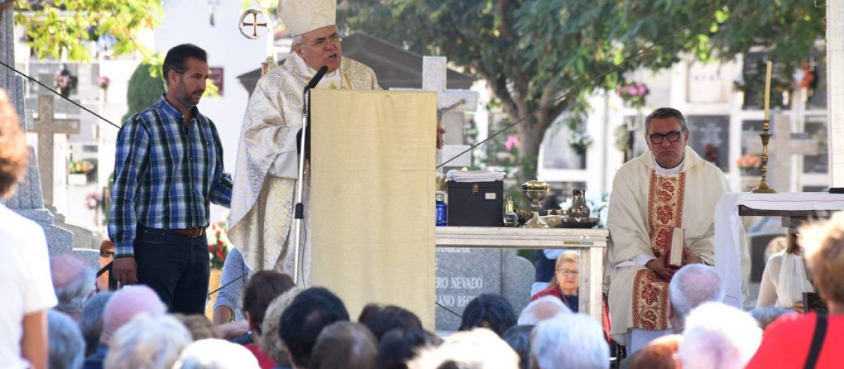 Misa del obispo en el cementerio de San Rafael