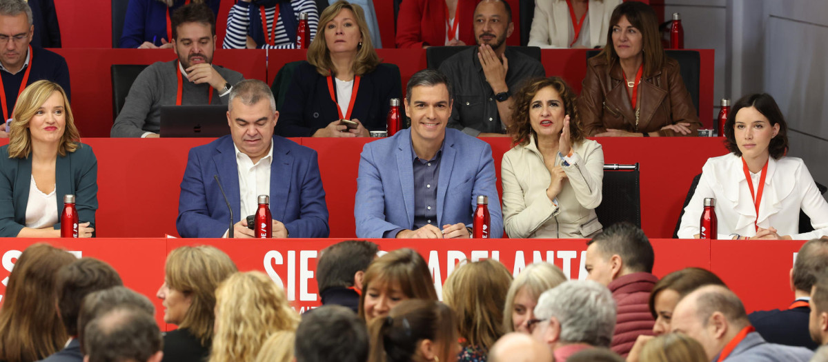 El presidente del Gobierno en funciones y líder socialista Pedro Sánchez (c) junto a la vicesecretaria general María Jesús Montero (2d) y el secretario de Organización, Santos Cerdán (2i), entre otros, durante la reunión de Comité Federal del PSOE, este sábado en la sede de Ferraz, en Madrid. EFE/ Kiko Huesca