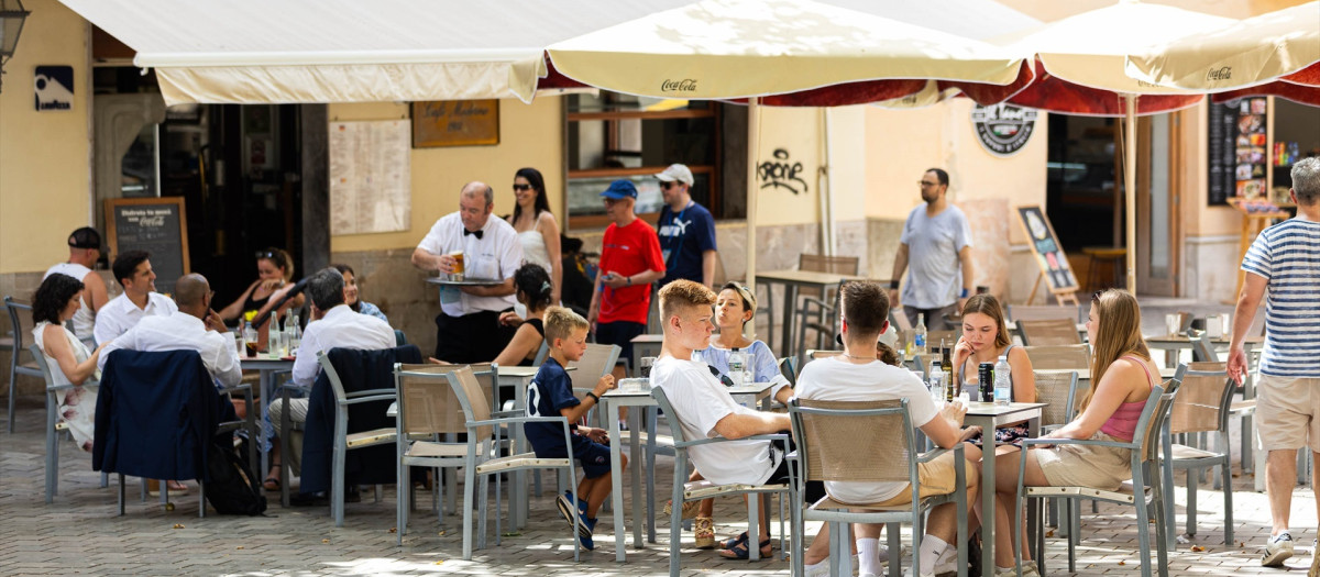 Varias personas en la terraza de un bar en Palma de Mallorca