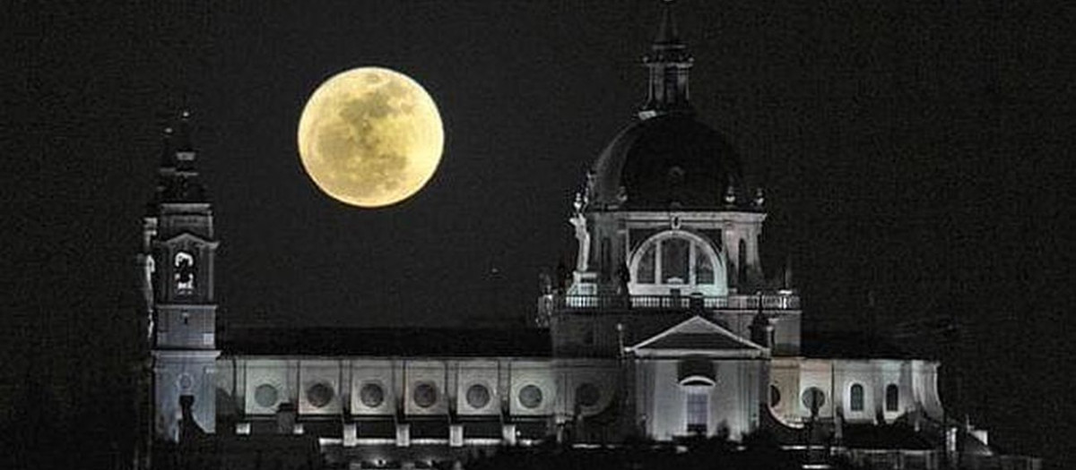 Vista de la catedral de la Almudena por la noche