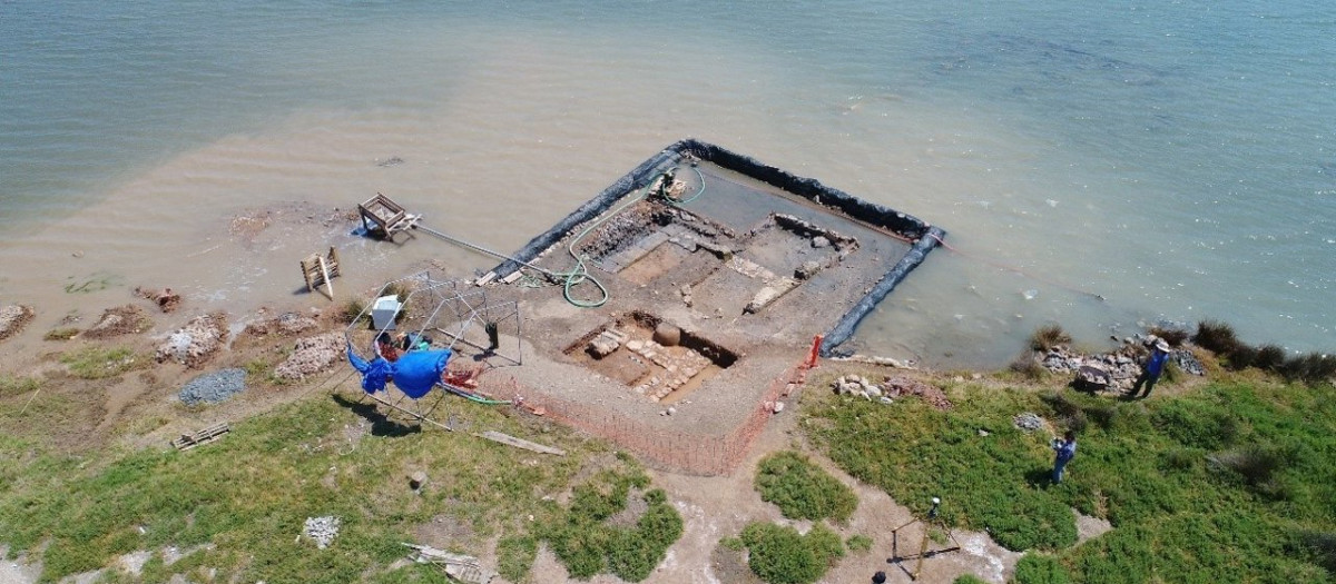 Imagen de los trabajos de excavación en la estoa sumergida en la isla griega de Salamina