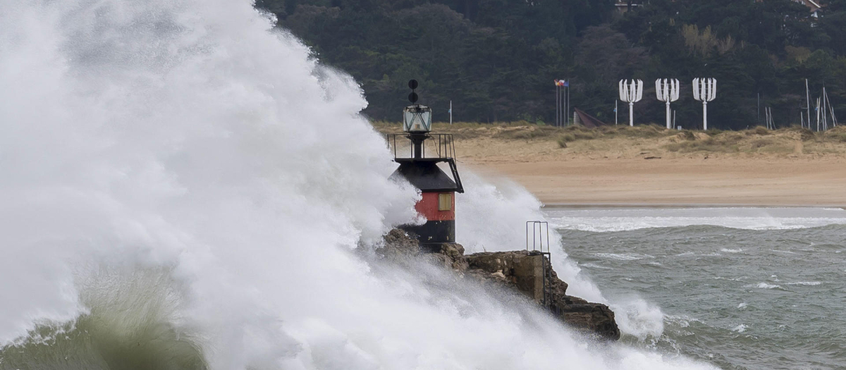 Una ola rompe en la bahía de Santander, este jueves con las alertas activas por viento y fenómenos costeros adversos. La borrasca Ciarán, uno de los ciclones extratropicales más potentes de los últimos tiempos, está dejando fuertes lluvias y vientos huracanados en el Canal de la Mancha, España y Bélgica