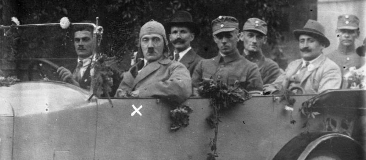 Adolf Hitler en una gira propagandística en 1923