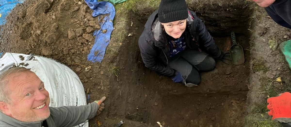 En la imagen, el arqueólogo Murray Cook (abajo a la izquierda) y otros miembros de la excavación con los restos de la antigua calzada romana