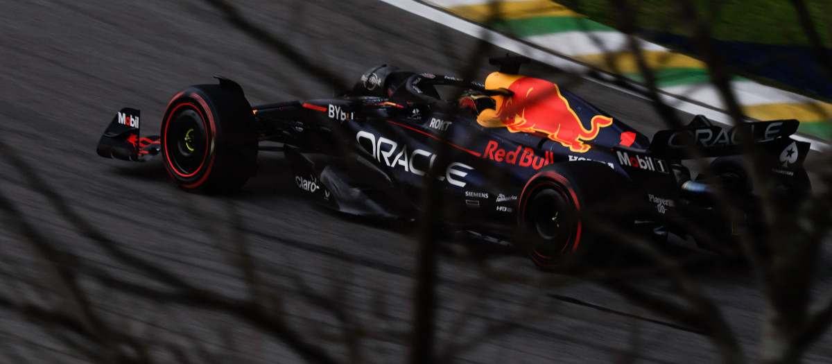 -FOTODELDÍA- AME3923. SAO PAULO (BRASIL), 03/11/2023.- El neerlandés Max Verstappen (Red Bull) compite hoy durante la sesión de pre-clasificación para el Gran Premio de São Paulo de Fórmula 1, en el circuito de Interlagos en Sao Paulo (Brasil). Brasil, que se disputa, de nuevo con formato sprint, en el circuito de Interlagos de São Paulo, es el antepenúltimo Gran Premio de la temporada de este año, que finalizará con las pruebas de Las Vegas y Abu Dabi. EFE/ Isaac Fontana