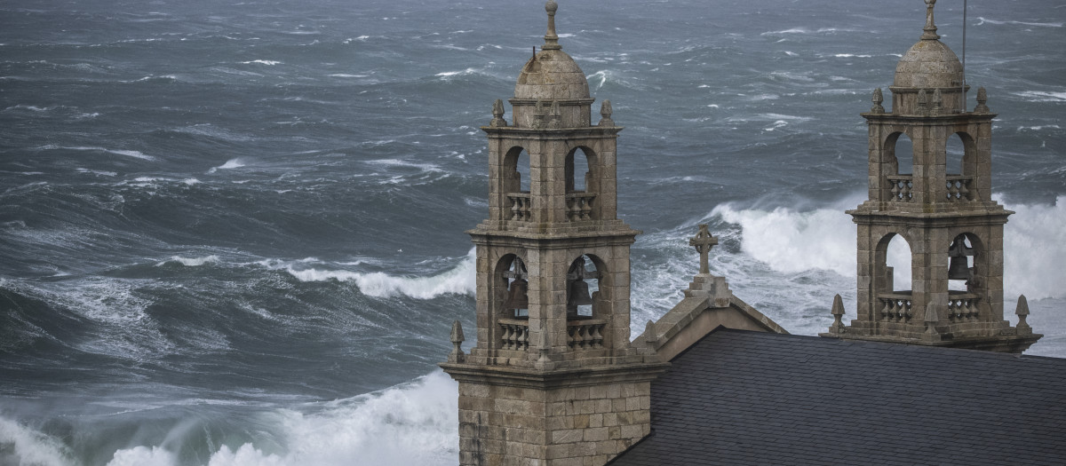 Fotografía del oleaje ante las torres del Santuario Virxe da Barca, este sábado, en la costa de Muxía