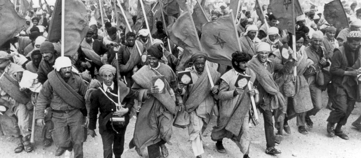 Manifestantes marroquíes en la Marcha Verde portando ejemplares del Corán, el 6 de noviembre de 1975