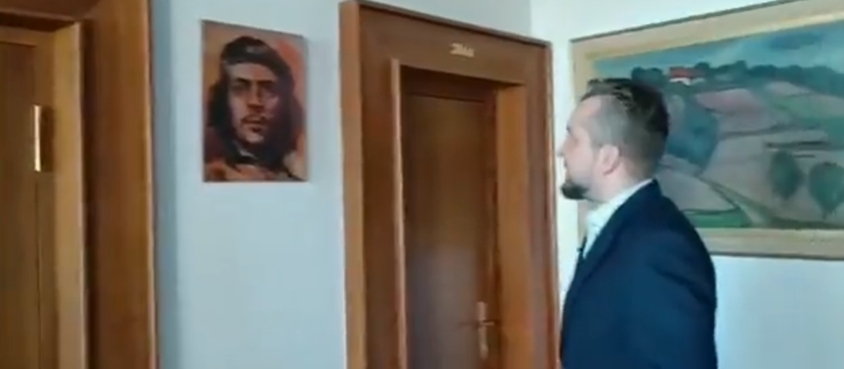 Ľuboš Blaha, frente al retrato del Ché