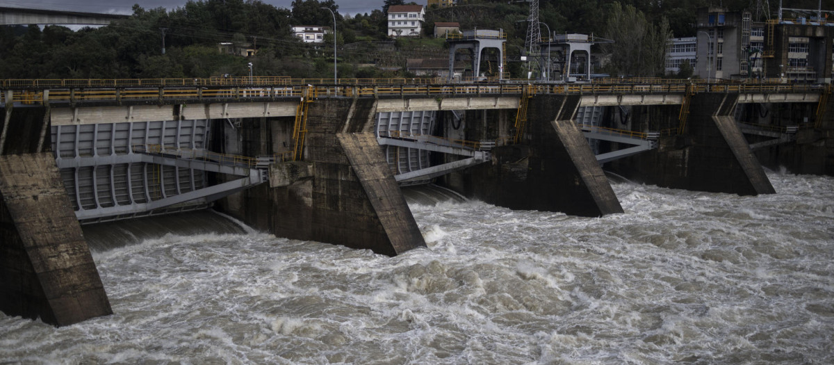 Vista del caudal del río Miño a su paso por el embalse de Velle en Orense