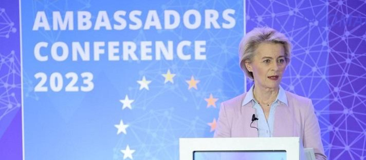 La presidenta de la Comisión Europea Ursula von der Leyen durante el discurso de apertura de la Conferencia de Embajadores de la UE en Bruselas