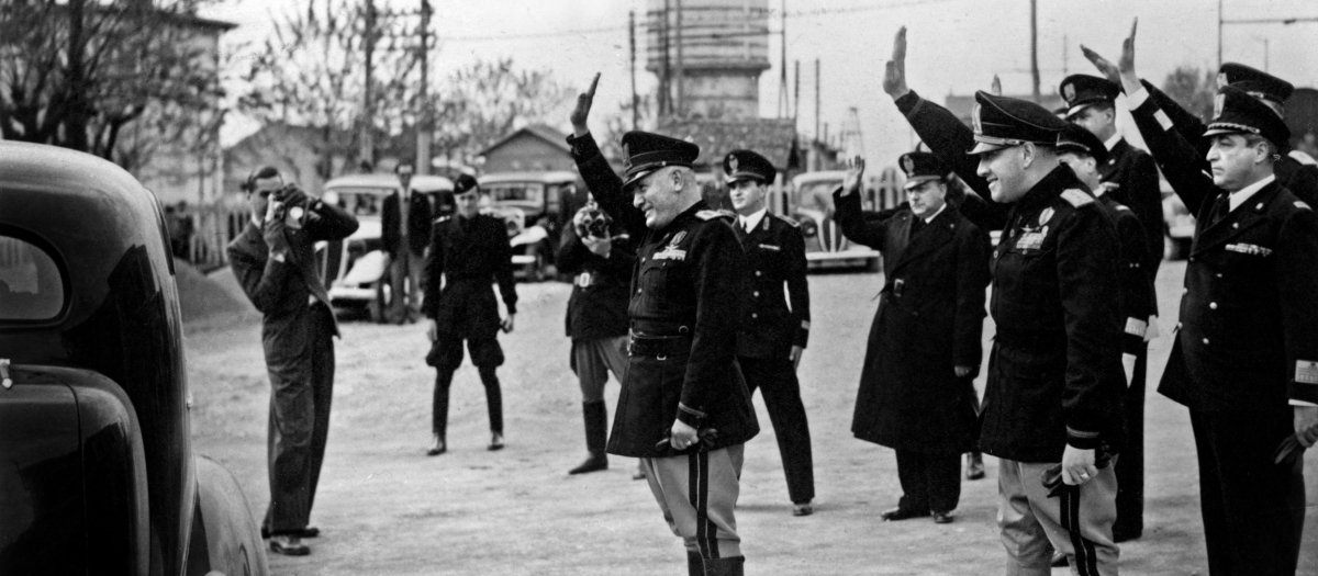 Benito Mussolini y el Conde Gian Galeazzo Ciano (Ministro de Asuntos Exteriores italiano) saludando al dirigente croata Ante Pavelic