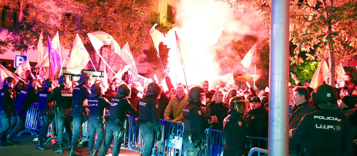 Algunos manifestantes han encendido bengalas durante el desarrollo de la protesta. Los cánticos e insultos no han cesado en ningún momento