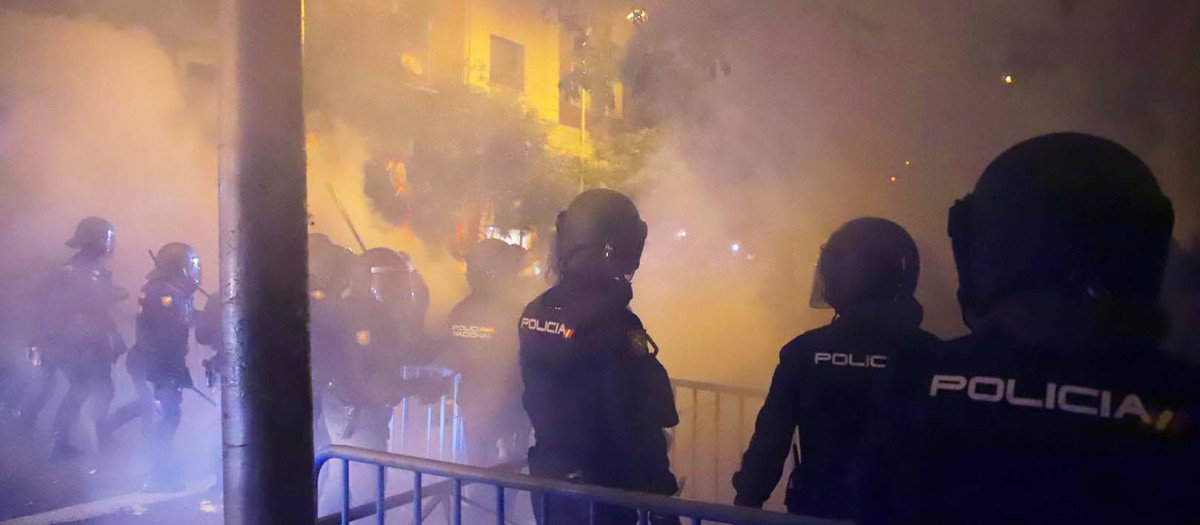 Los agentes de la Policía Nacional han usado numerosos gases lacrimógenos, afectando a los manifestantes, entre los que había numerosas personas mayores que han tenido que ser atendidas por los servicios de emergencias