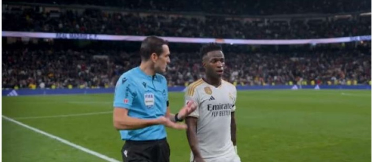 La conversación entre Vinicius Jr. y Martínez Munuera al descanso del partido