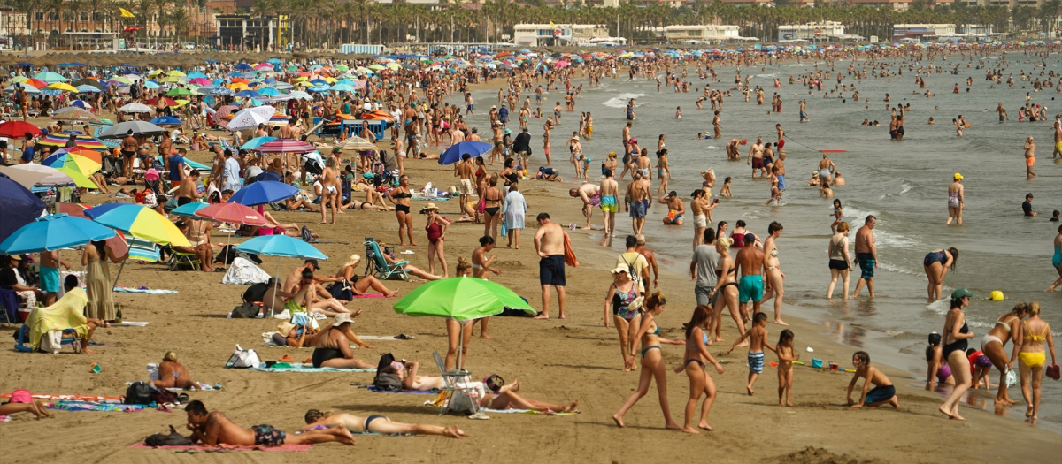 Bañistas en la playa de la Malvarrosa, en Valencia