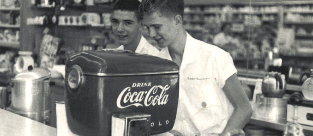 Uno de los primeros dispensadores de Coca-Cola, en Atlanta (EE.UU.), en 1948